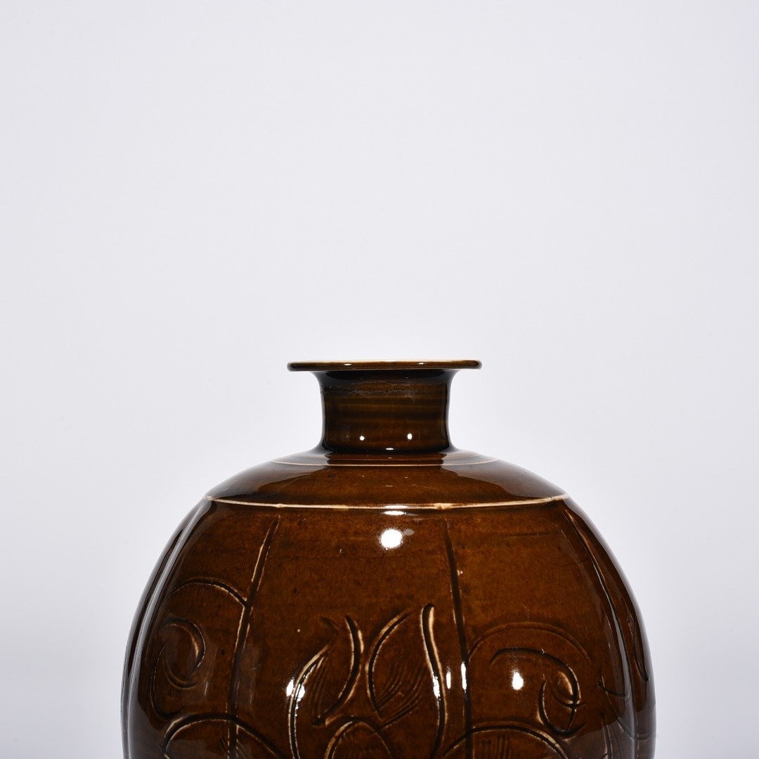 Song Dynasty purple engraved Tubo statue with floral pattern