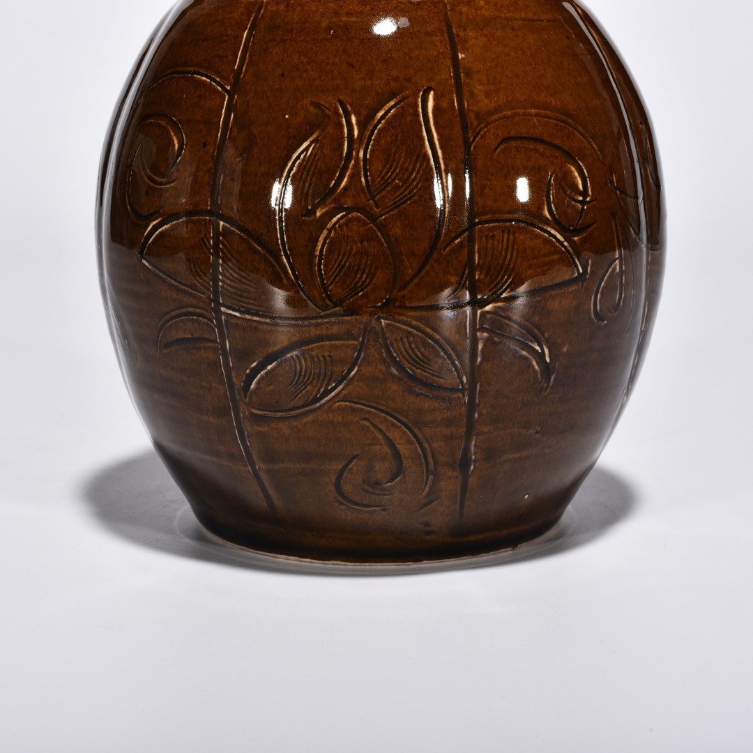 Song Dynasty purple engraved Tubo statue with floral pattern