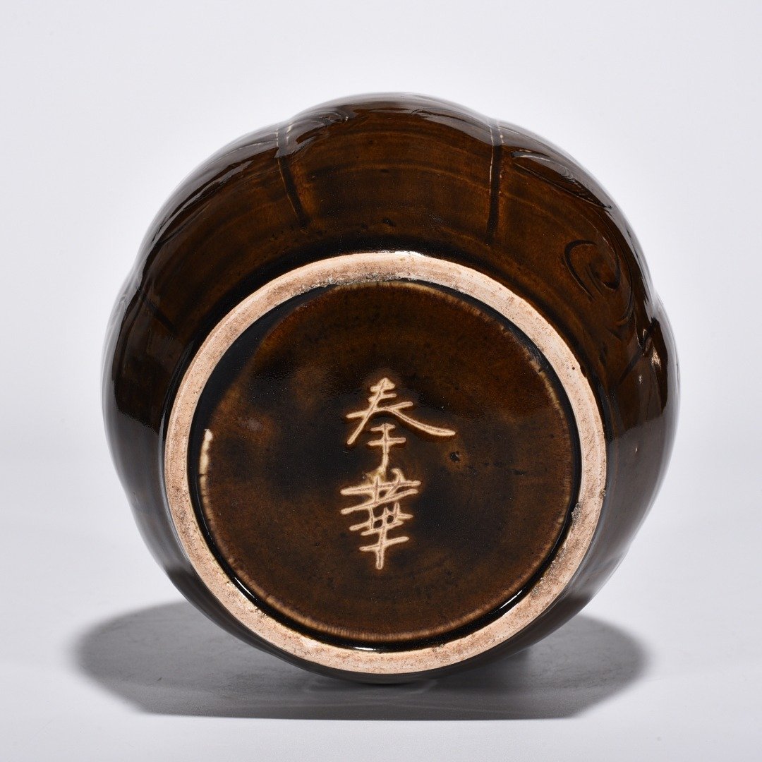 Song Dynasty purple engraved Tubo statue with floral pattern