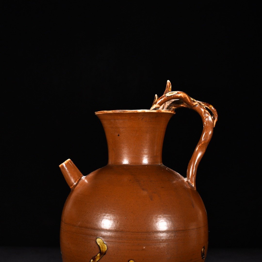 Song Dynasty Zi Ding holding teapot