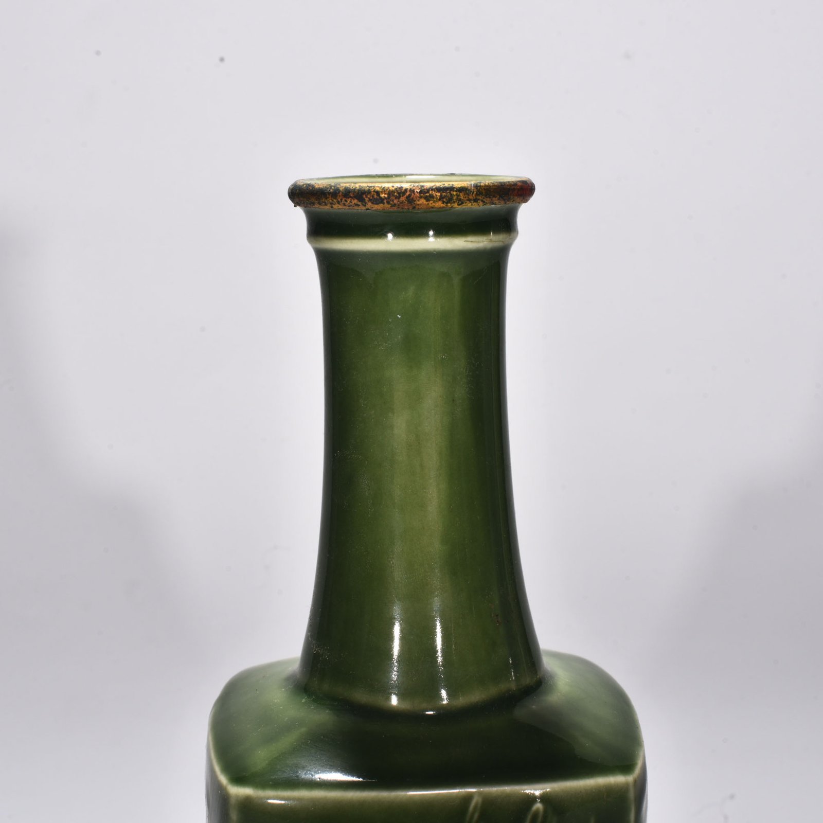 Song Dynasty Luding magpie making plum blossom square vase