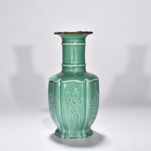 Song Dynasty green Dingyingying dazzling pattern plate mouth bottle