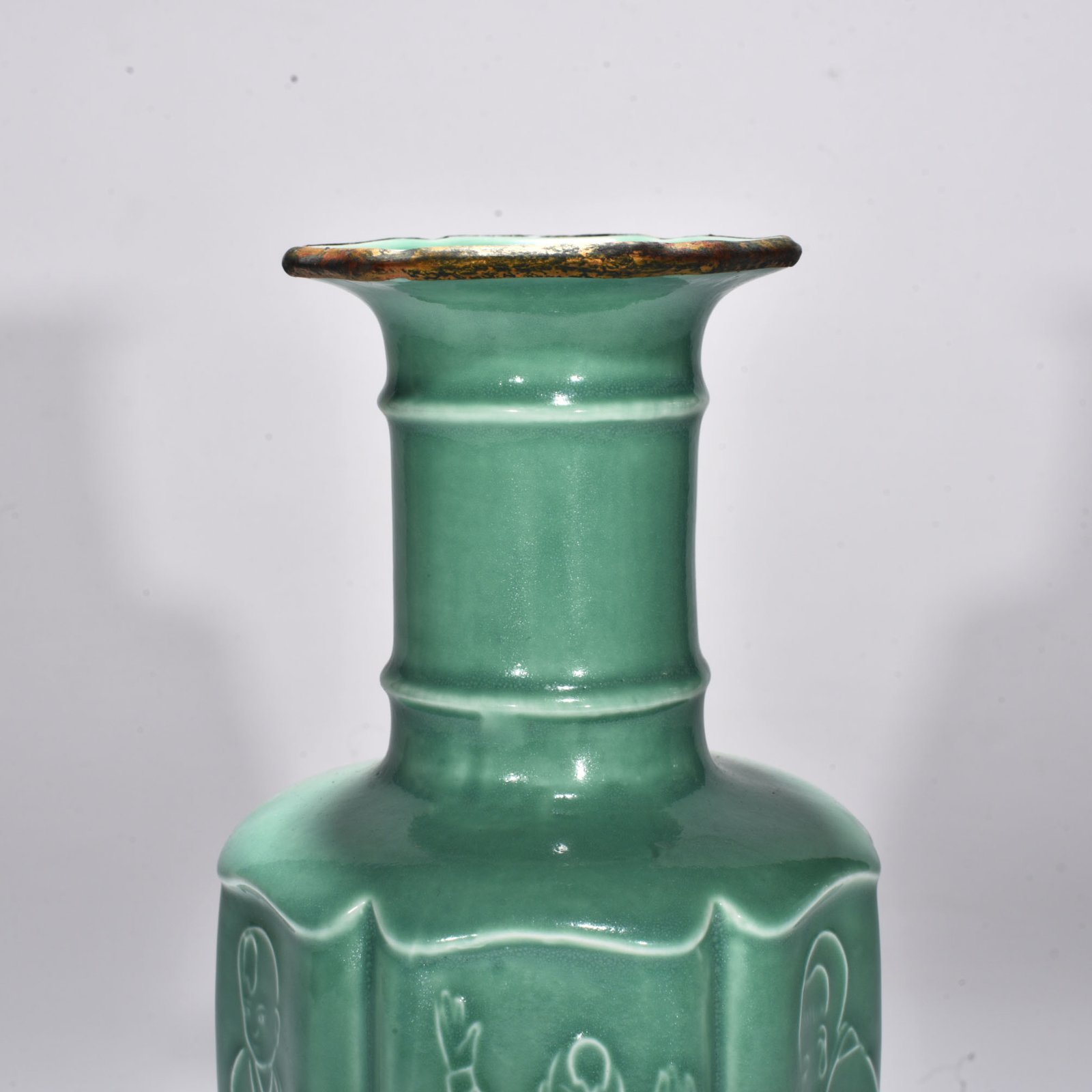 Song Dynasty green Dingyingying dazzling pattern plate mouth bottle