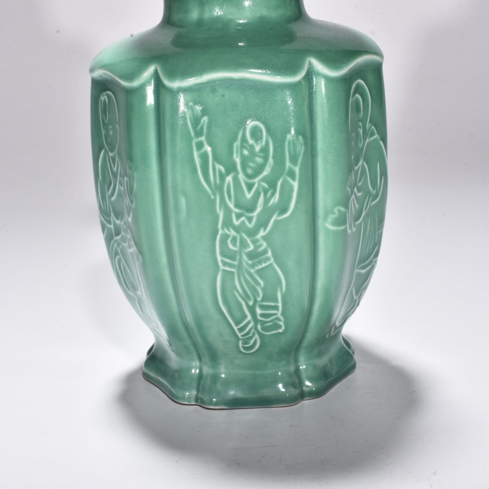 Song Dynasty green Dingyingying dazzling pattern plate mouth bottle