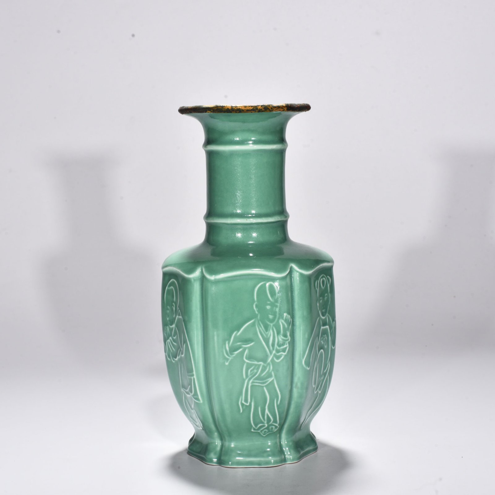 Song Dynasty green Dingyingying dazzling pattern plate mouth bottle