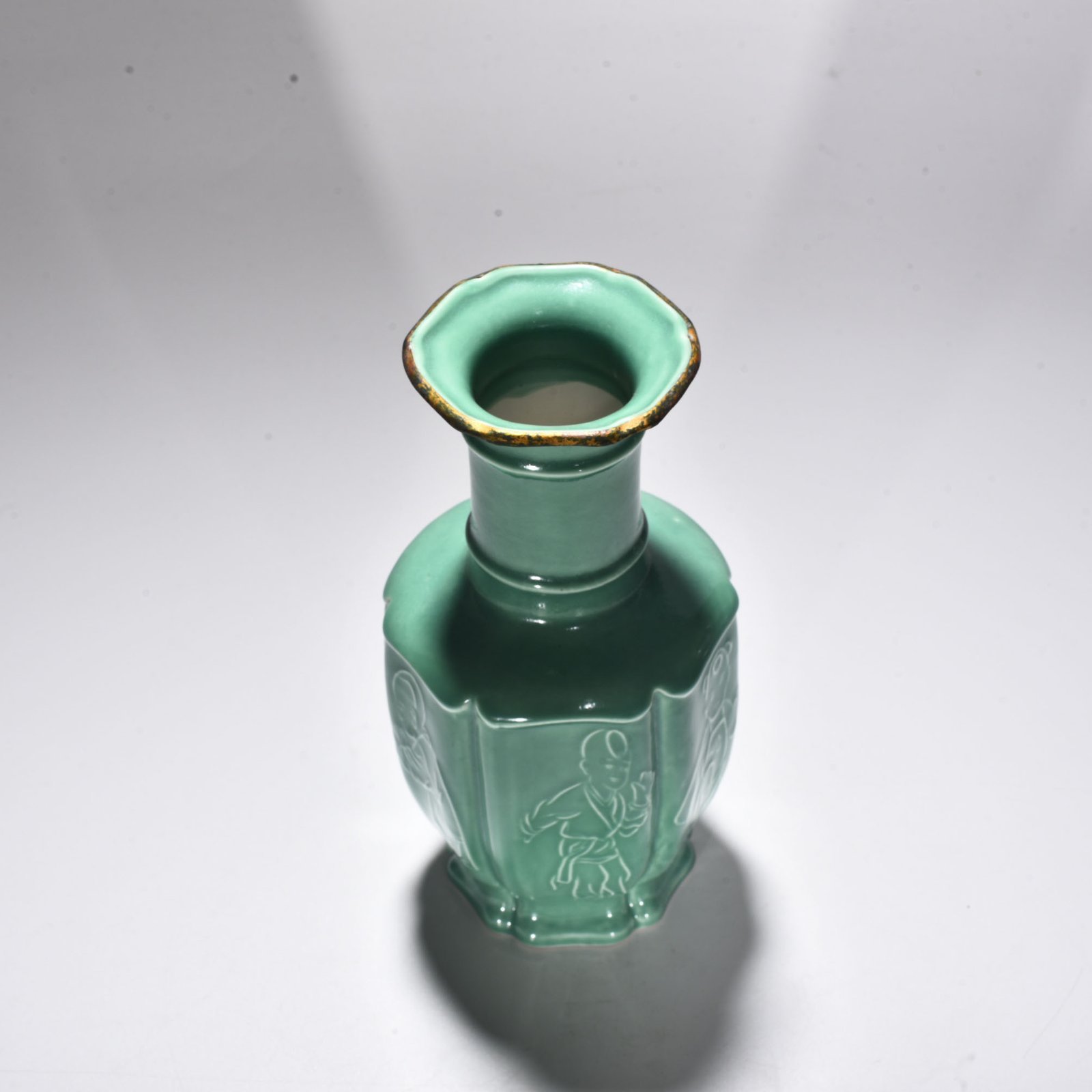 Song Dynasty green Dingyingying dazzling pattern plate mouth bottle