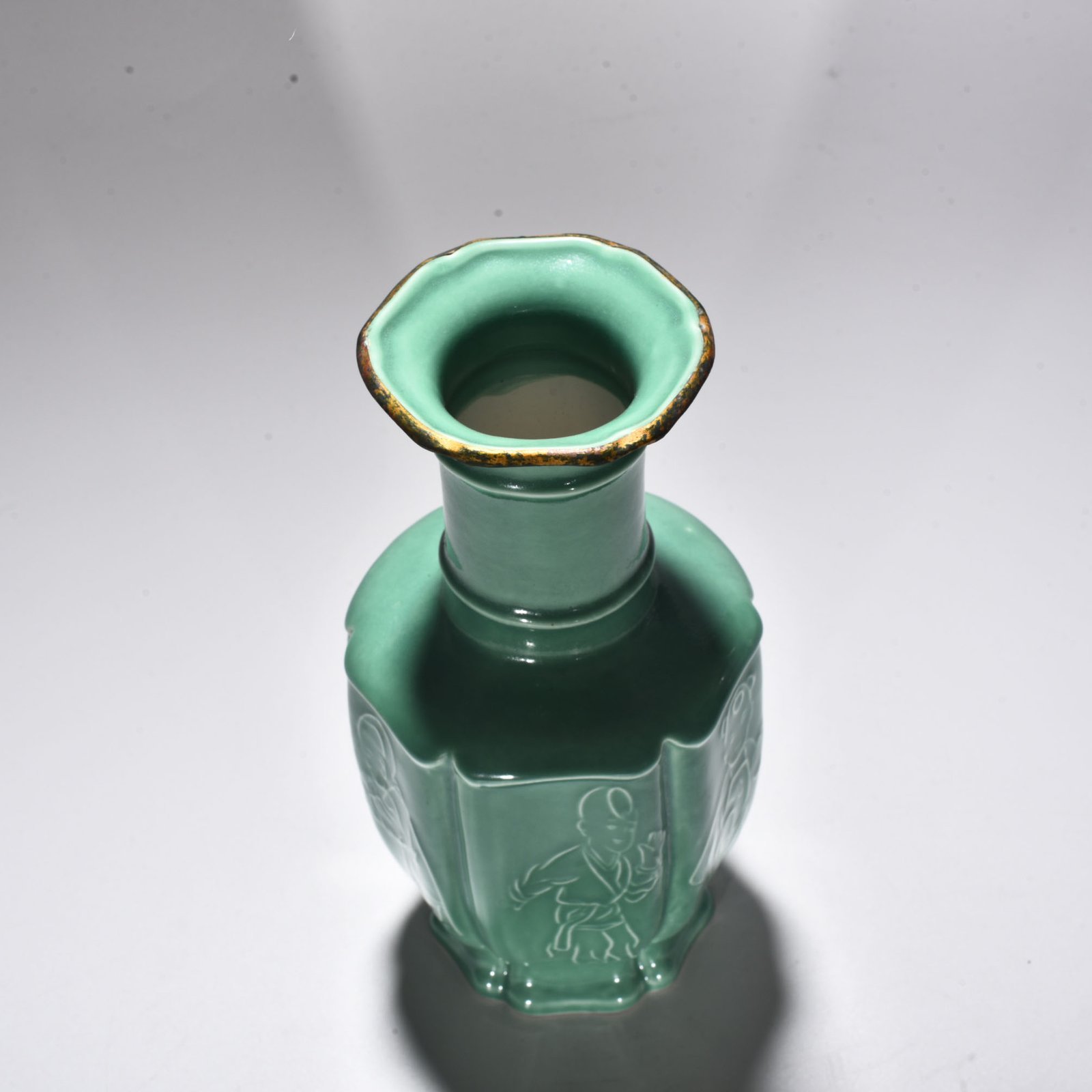Song Dynasty green Dingyingying dazzling pattern plate mouth bottle