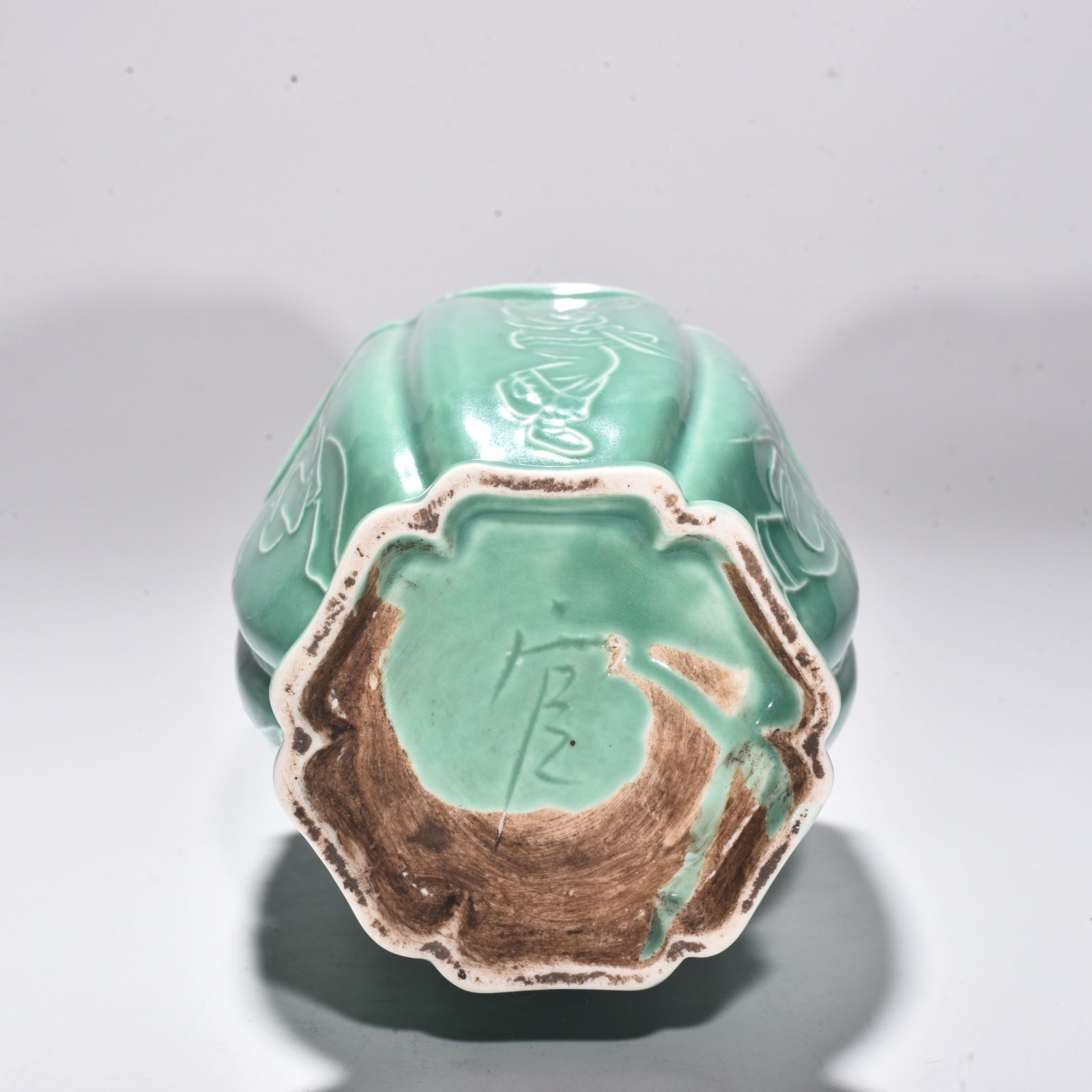 Song Dynasty green Dingyingying dazzling pattern plate mouth bottle