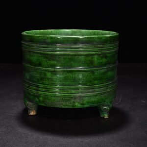 Song Dynasty green Dingxuan pattern three-legged dome