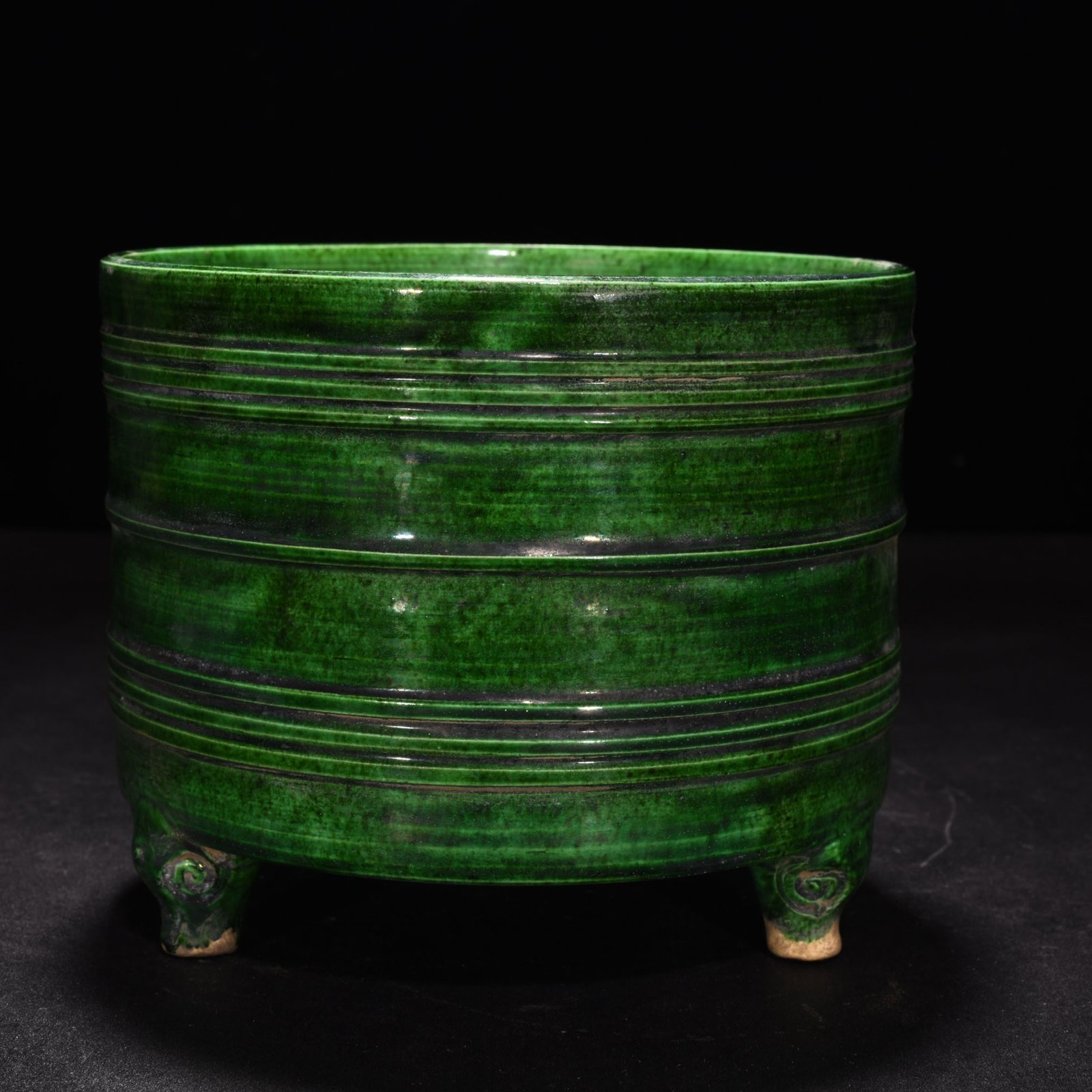 Song Dynasty green Dingxuan pattern three-legged dome