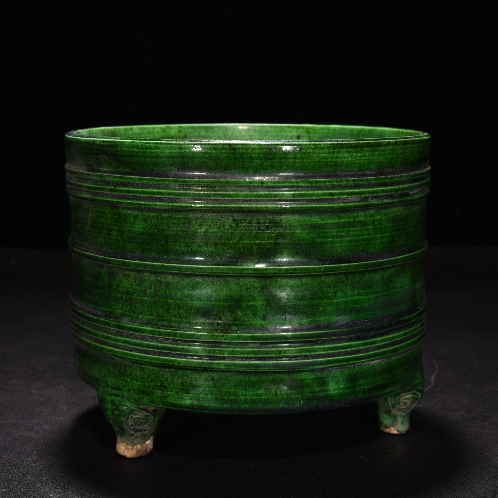 Song Dynasty green Dingxuan pattern three-legged dome