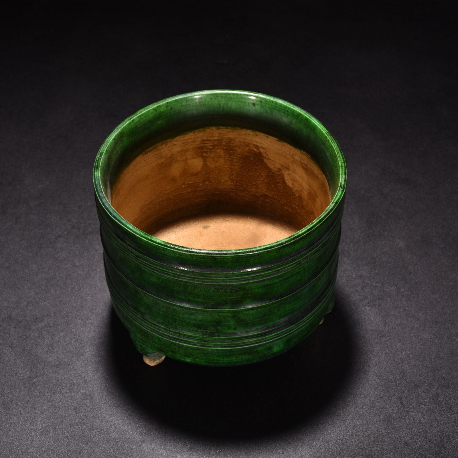 Song Dynasty green Dingxuan pattern three-legged dome