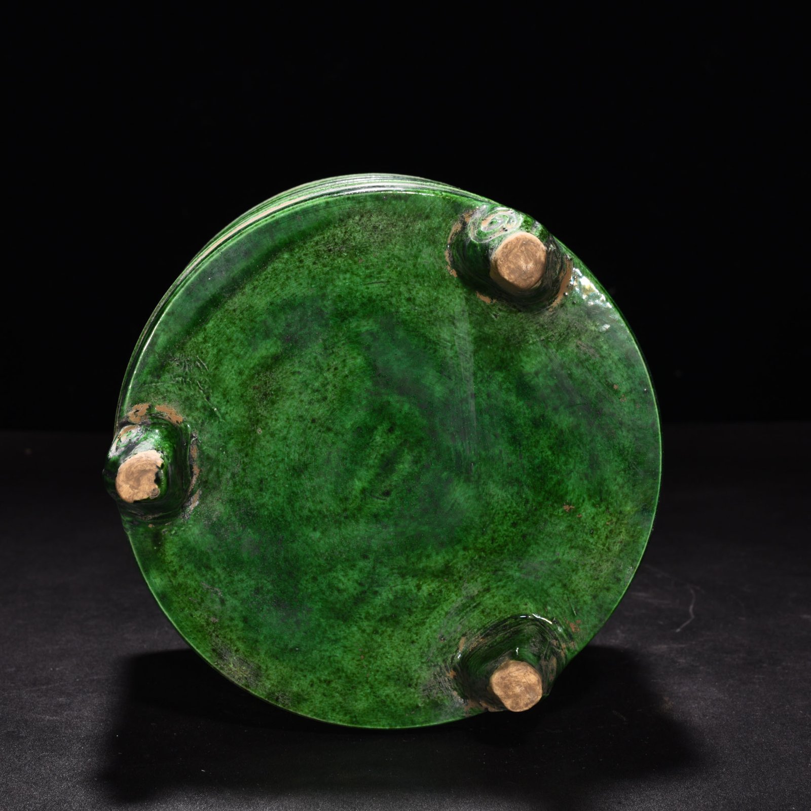Song Dynasty green Dingxuan pattern three-legged dome