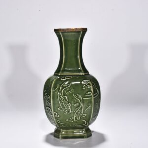 Song Dynasty bean green octagonal vase with fish and algae pattern