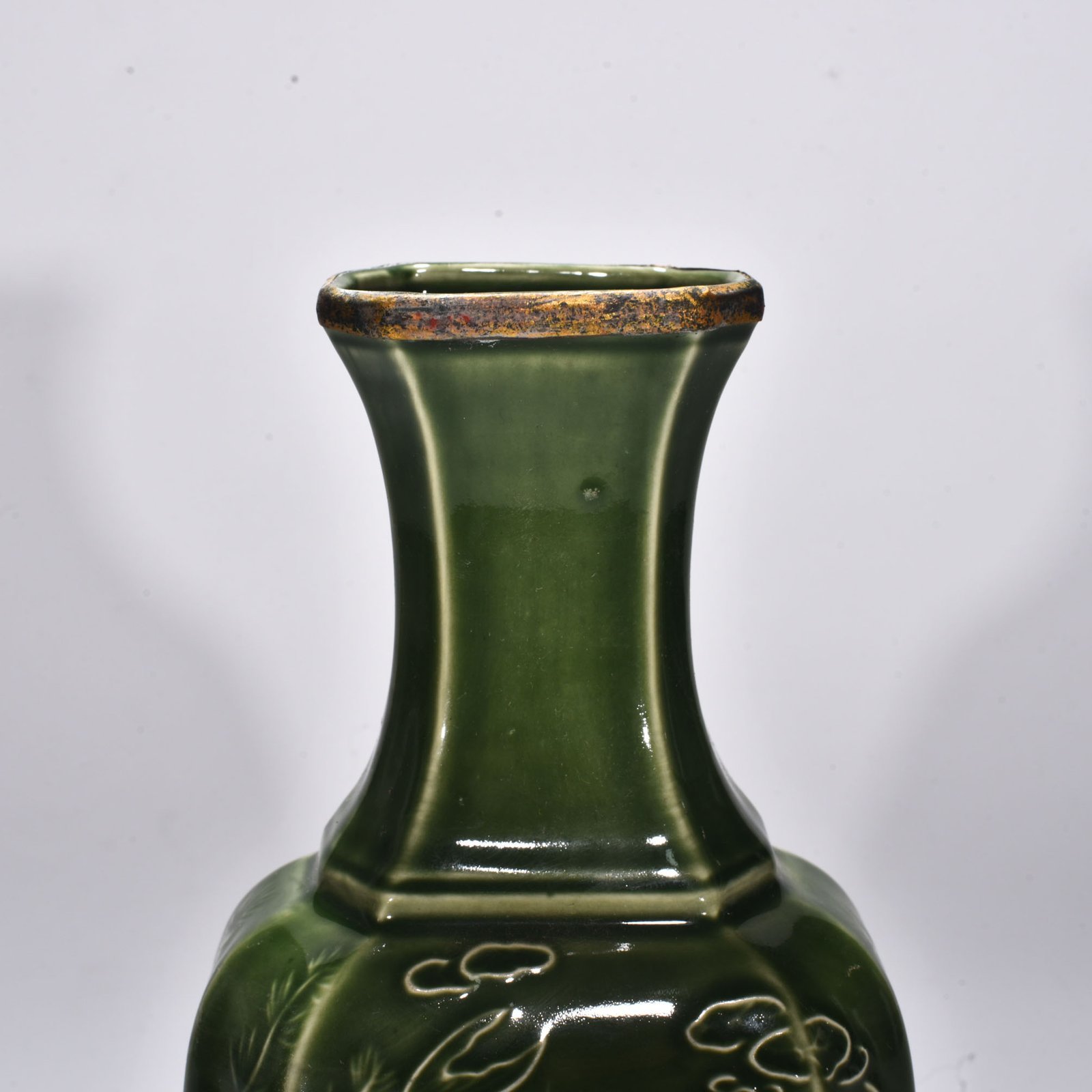 Song Dynasty bean green octagonal vase with fish and algae pattern