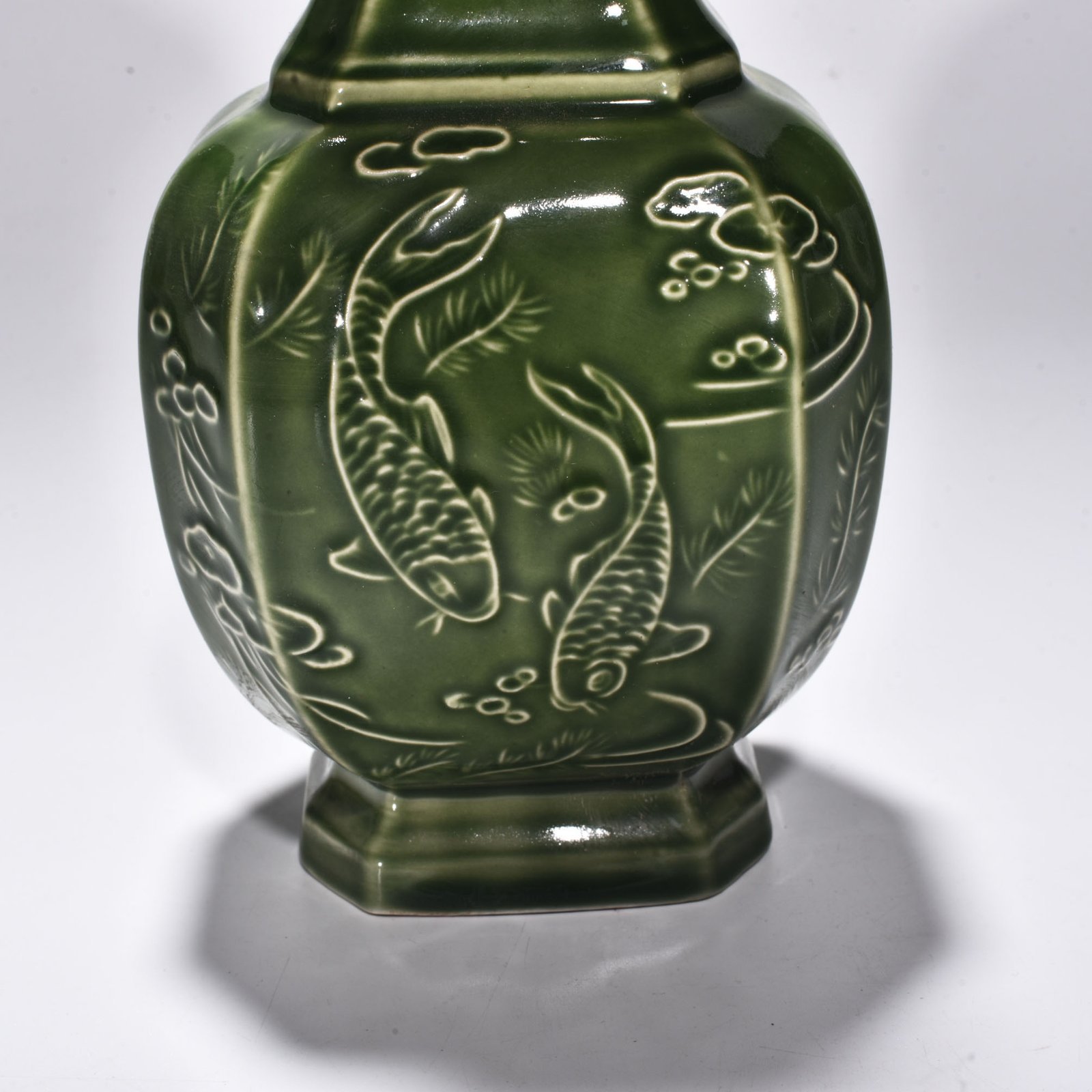 Song Dynasty bean green octagonal vase with fish and algae pattern