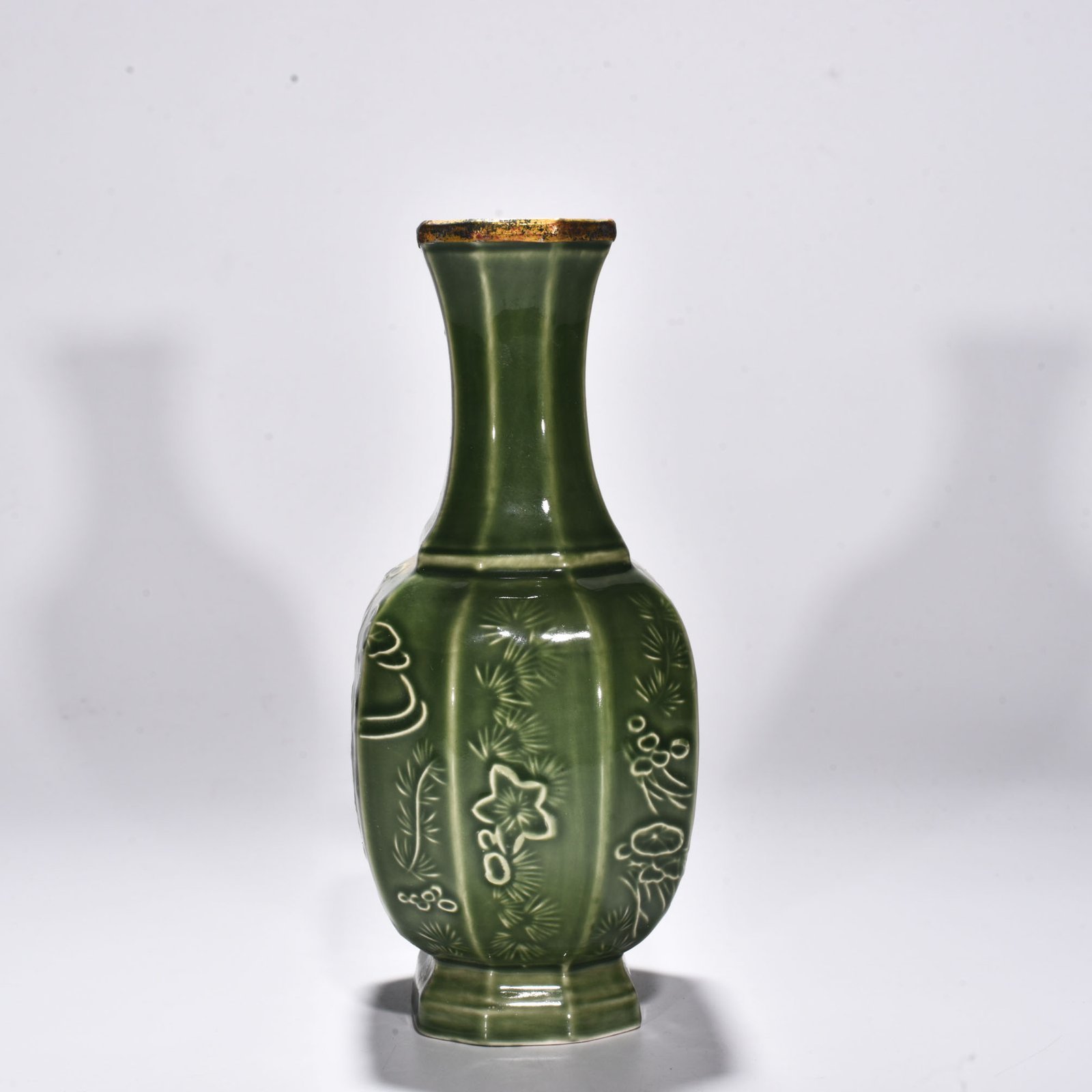 Song Dynasty bean green octagonal vase with fish and algae pattern