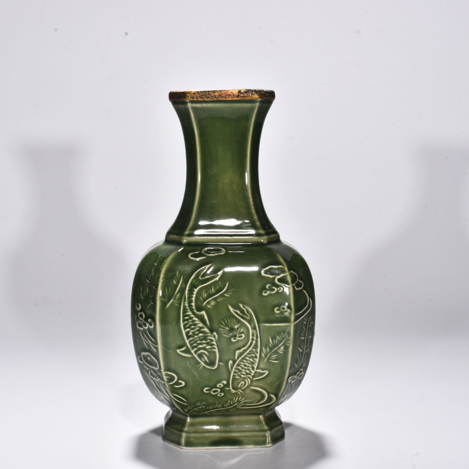Song Dynasty bean green octagonal vase with fish and algae pattern