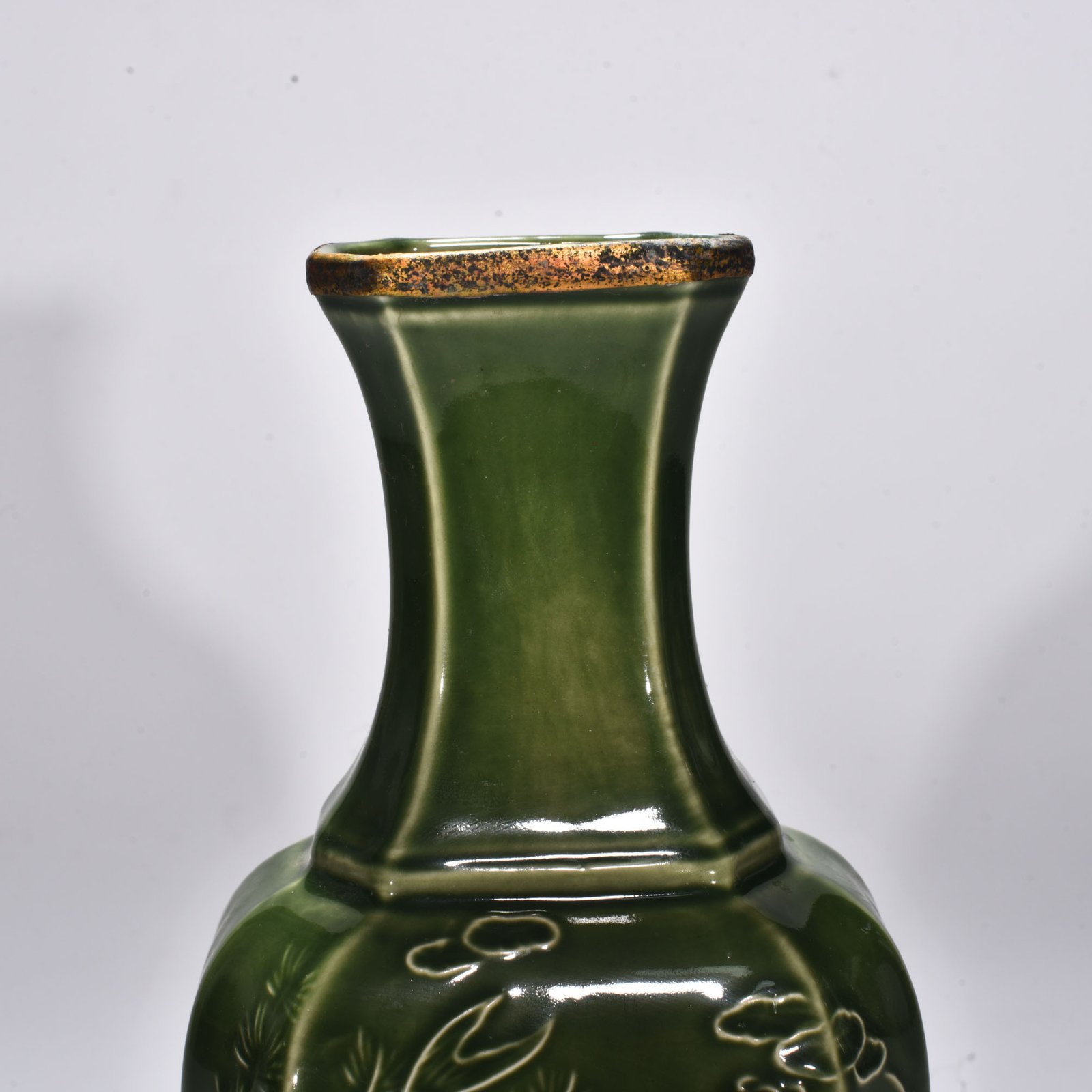 Song Dynasty bean green octagonal vase with fish and algae pattern