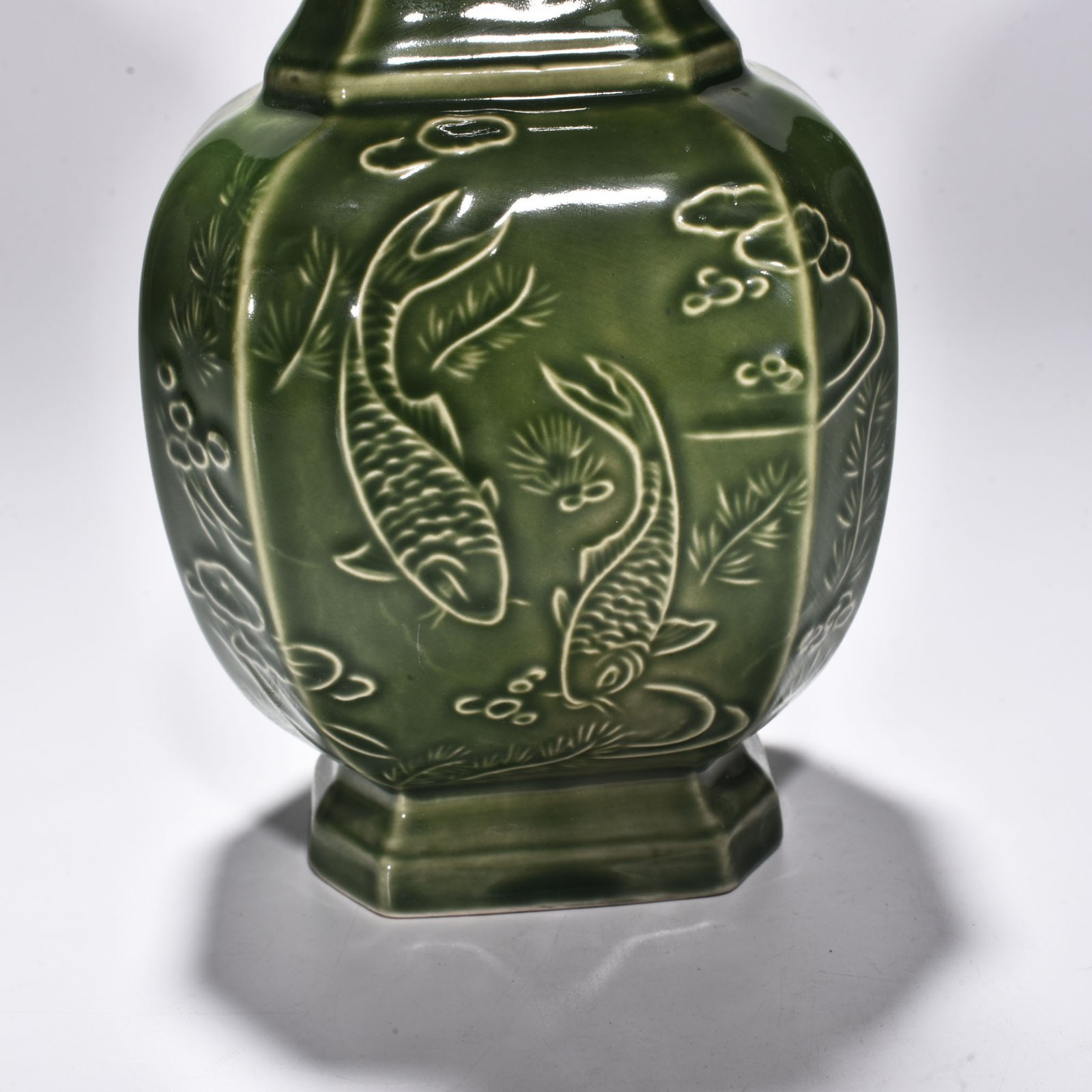 Song Dynasty bean green octagonal vase with fish and algae pattern