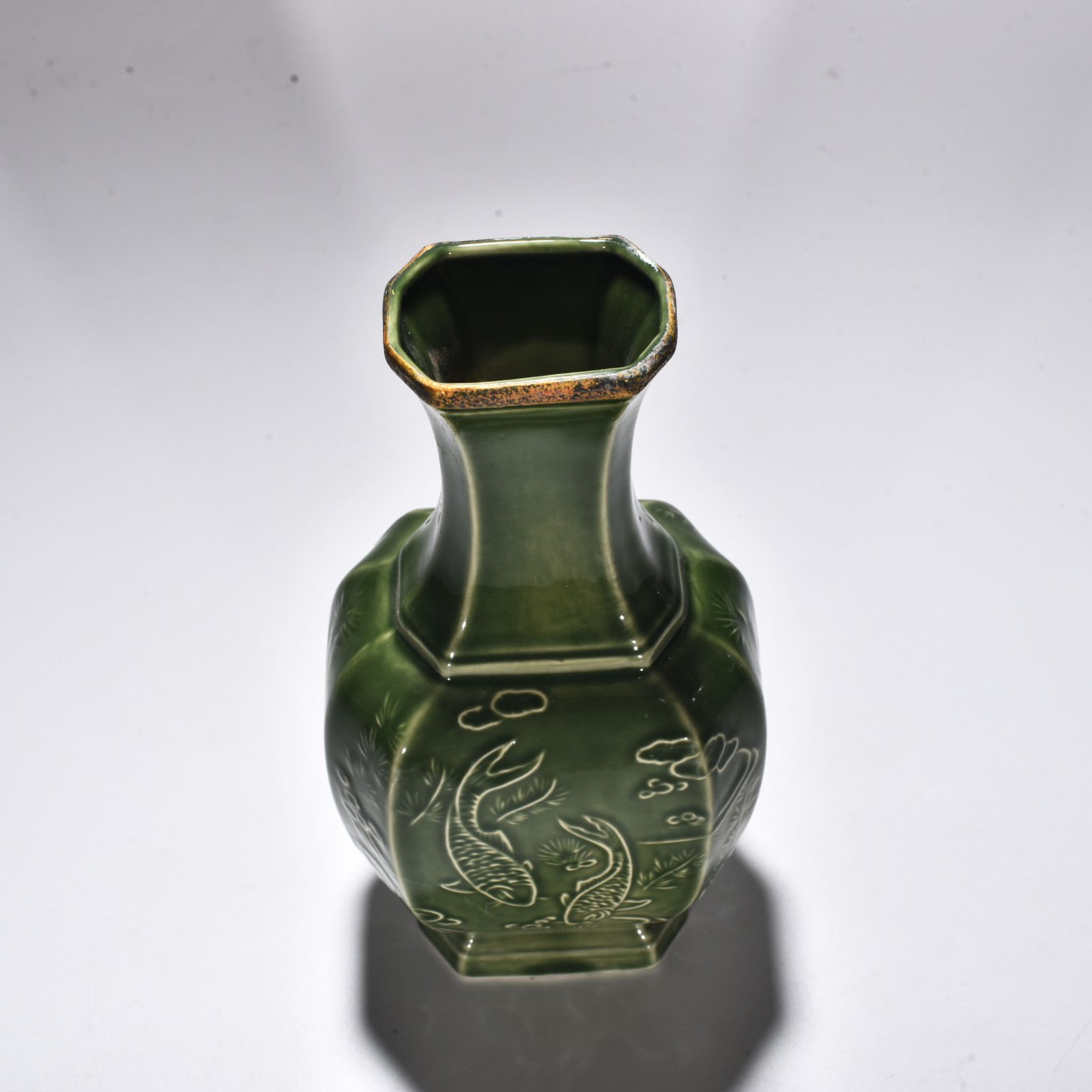 Song Dynasty bean green octagonal vase with fish and algae pattern