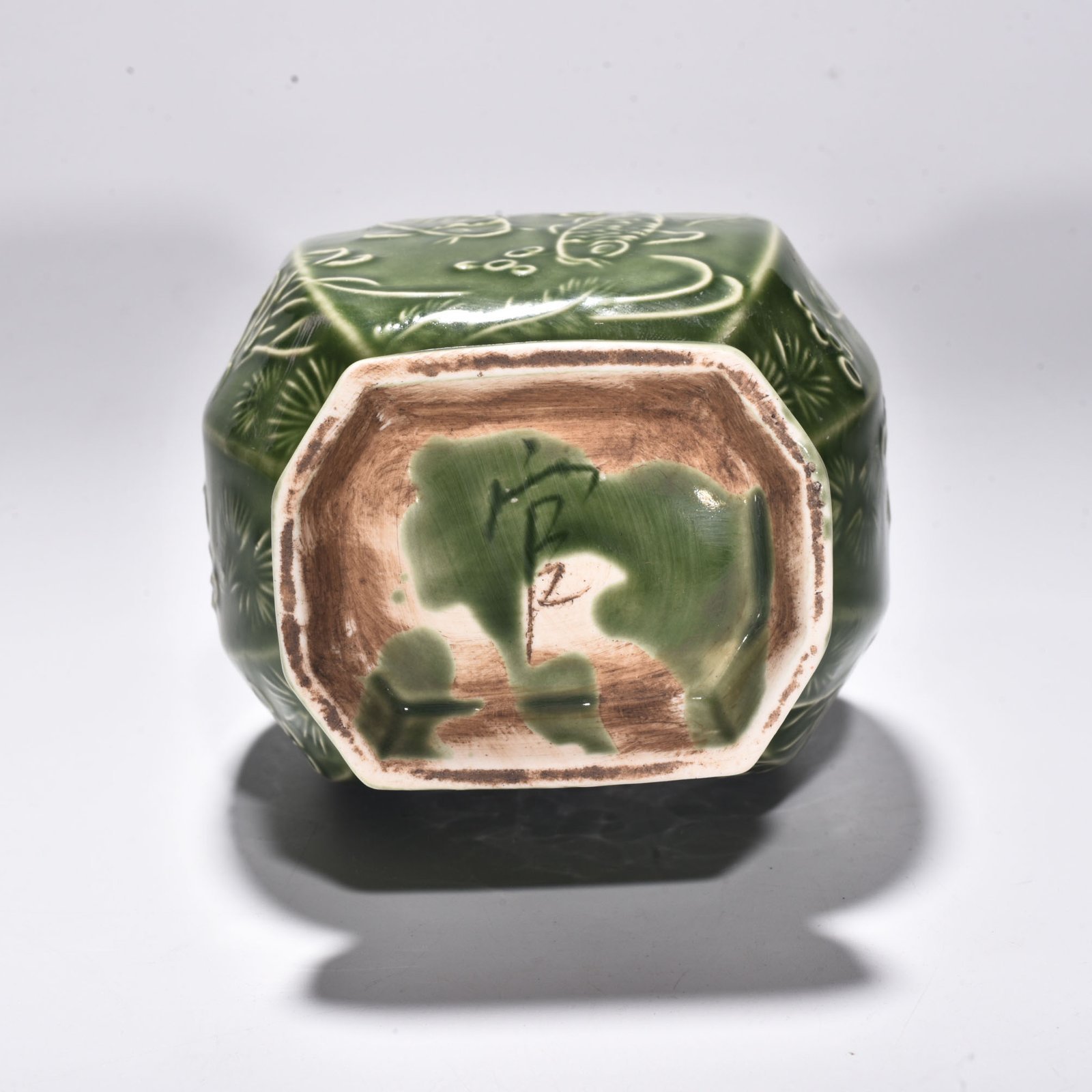 Song Dynasty bean green octagonal vase with fish and algae pattern
