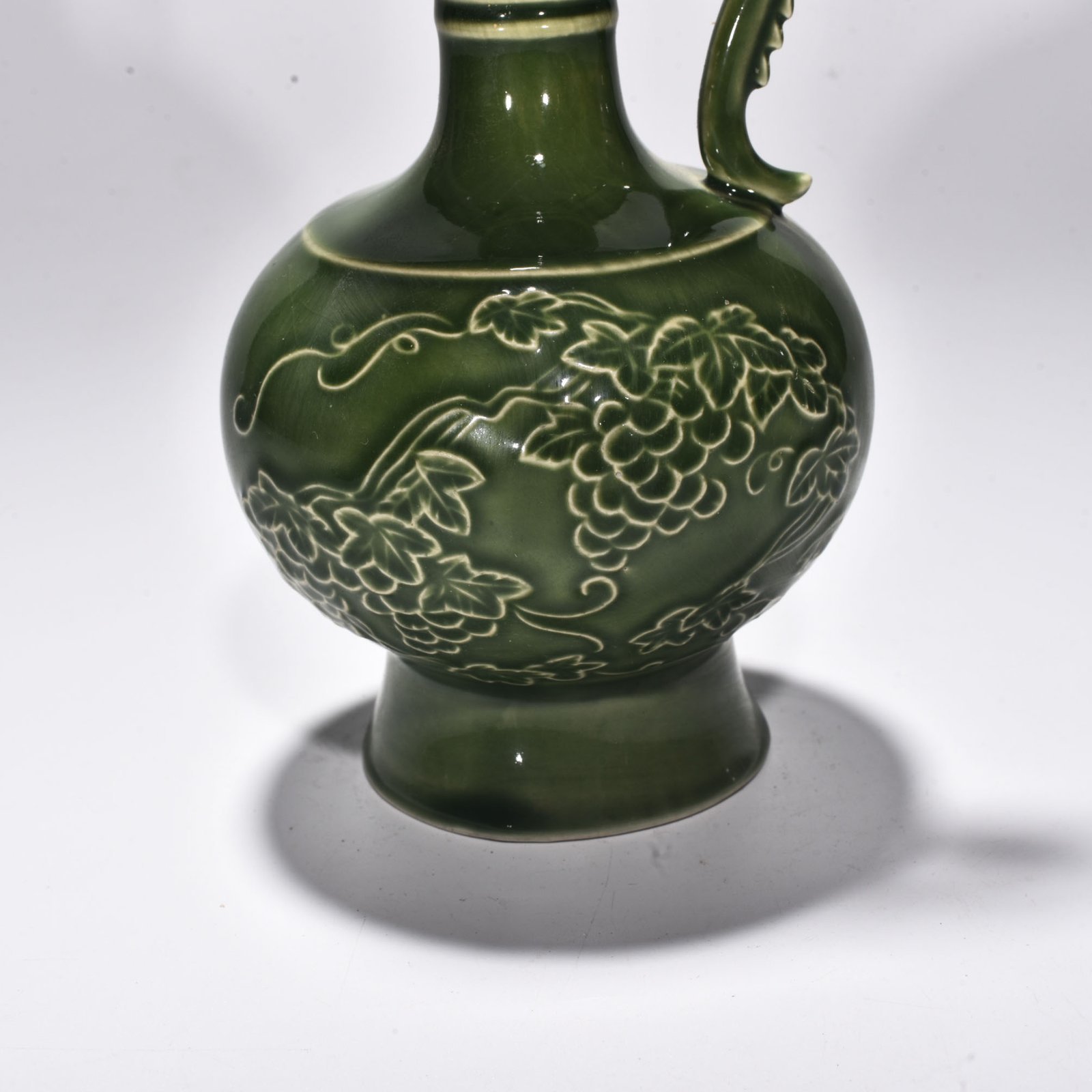 Song Dynasty bean celadon glaze green fixed grape pattern dragon watering flowers