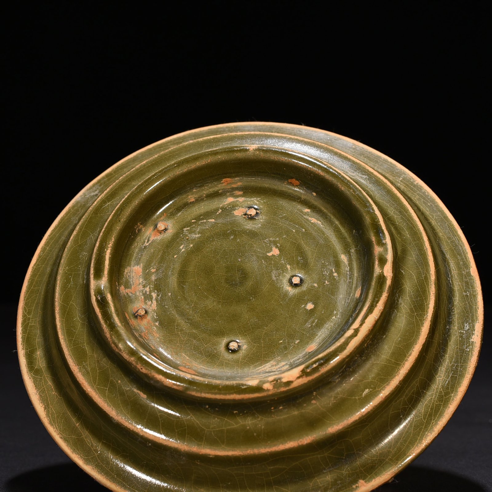 Song Dynasty Yue kiln carved fish and algae pattern plate