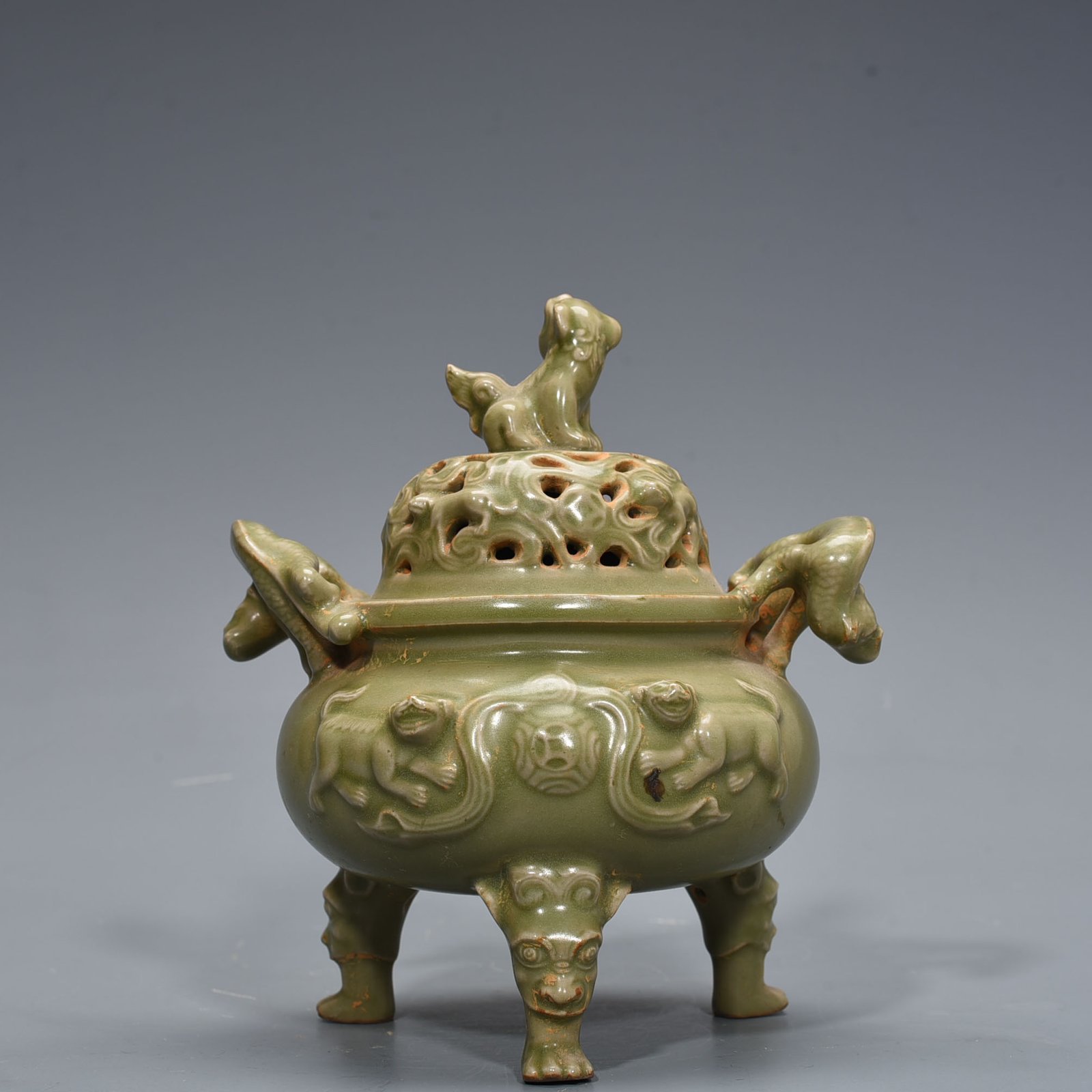 Song Dynasty Yue kiln lion smoker