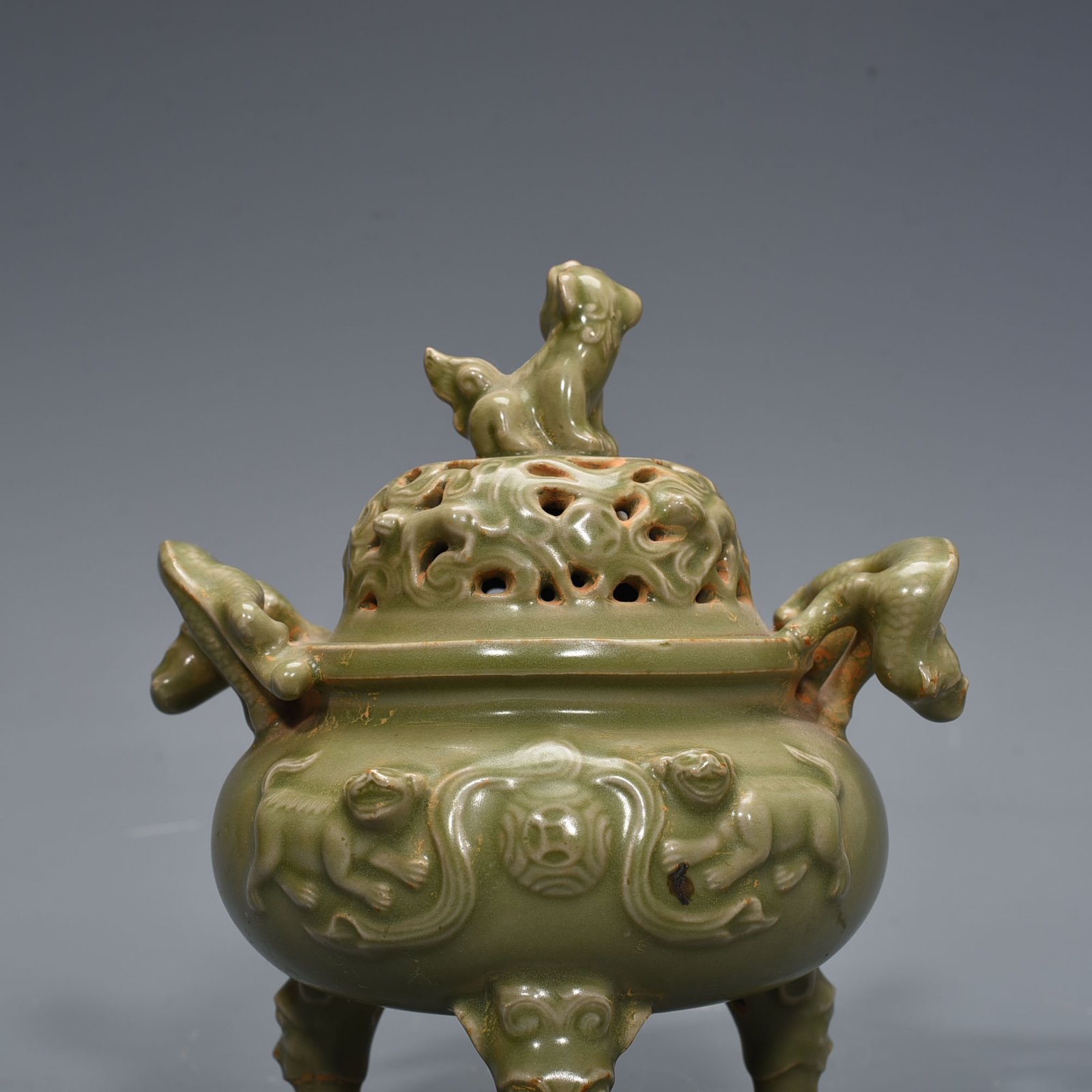 Song Dynasty Yue kiln lion smoker