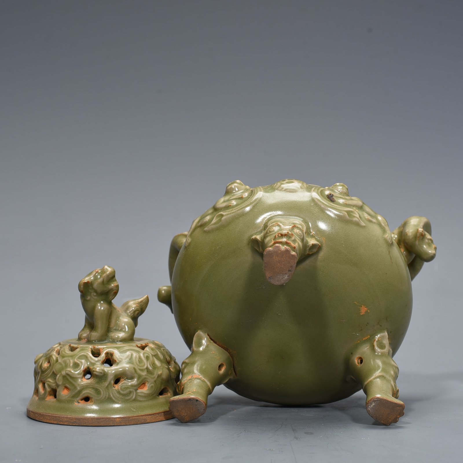 Song Dynasty Yue kiln lion smoker