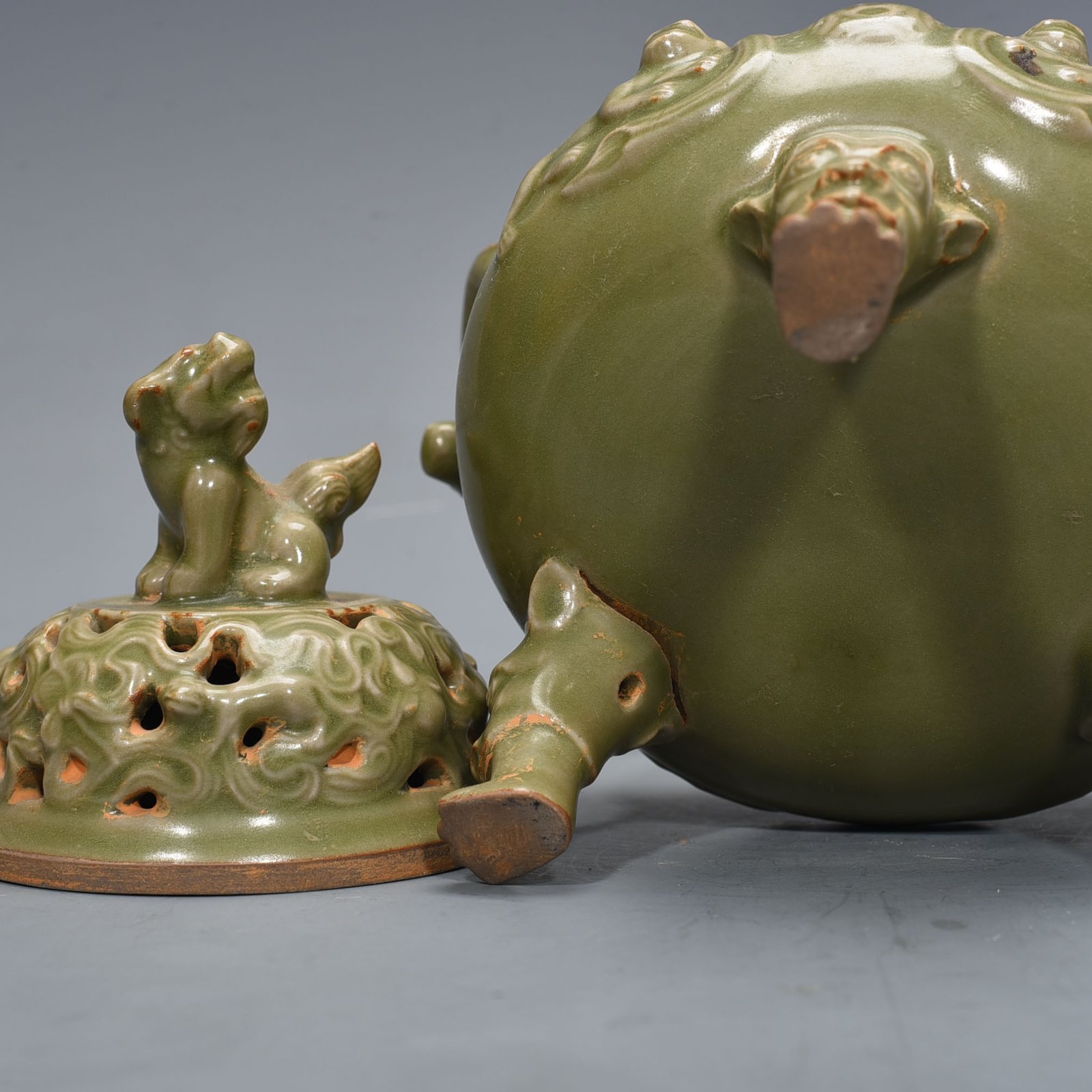 Song Dynasty Yue kiln lion smoker