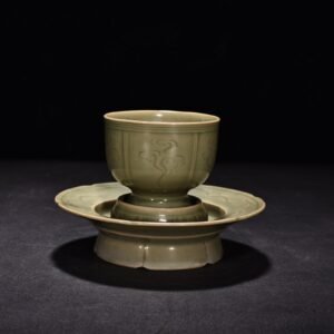 Song Dynasty Yue kiln secret color celadon engraved auspicious cloud lamp holder