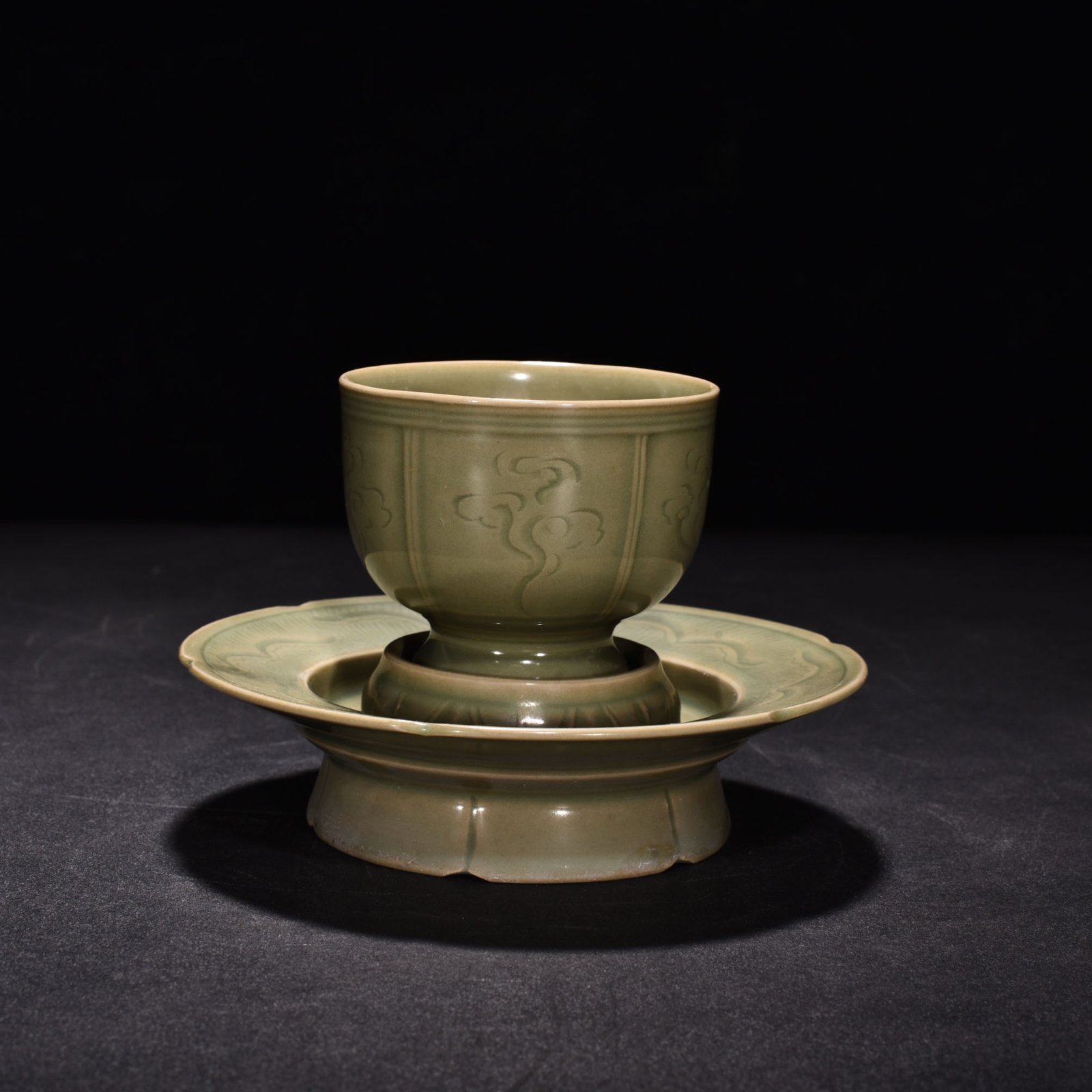 Song Dynasty Yue kiln secret color celadon engraved auspicious cloud lamp holder