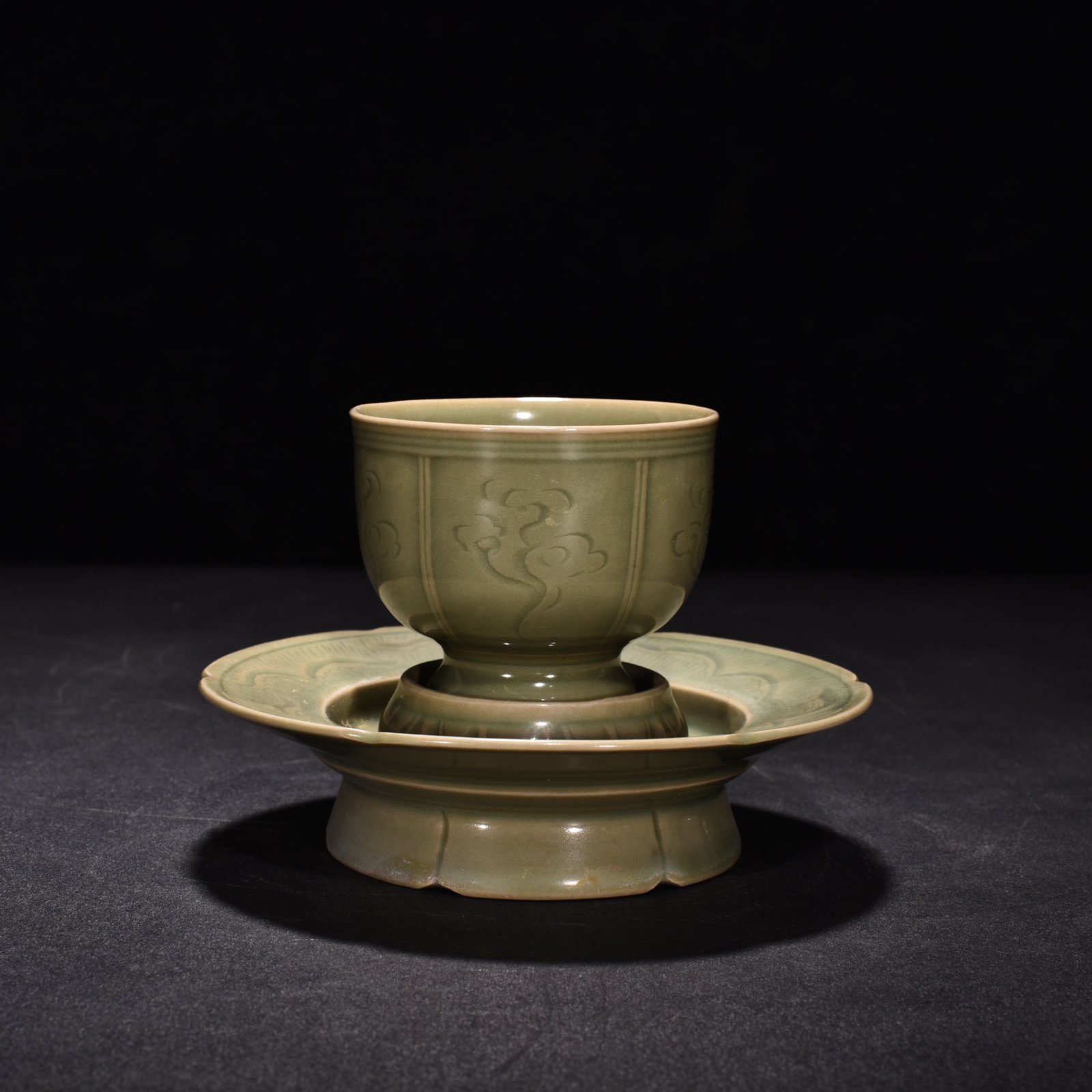 Song Dynasty Yue kiln secret color celadon engraved auspicious cloud lamp holder