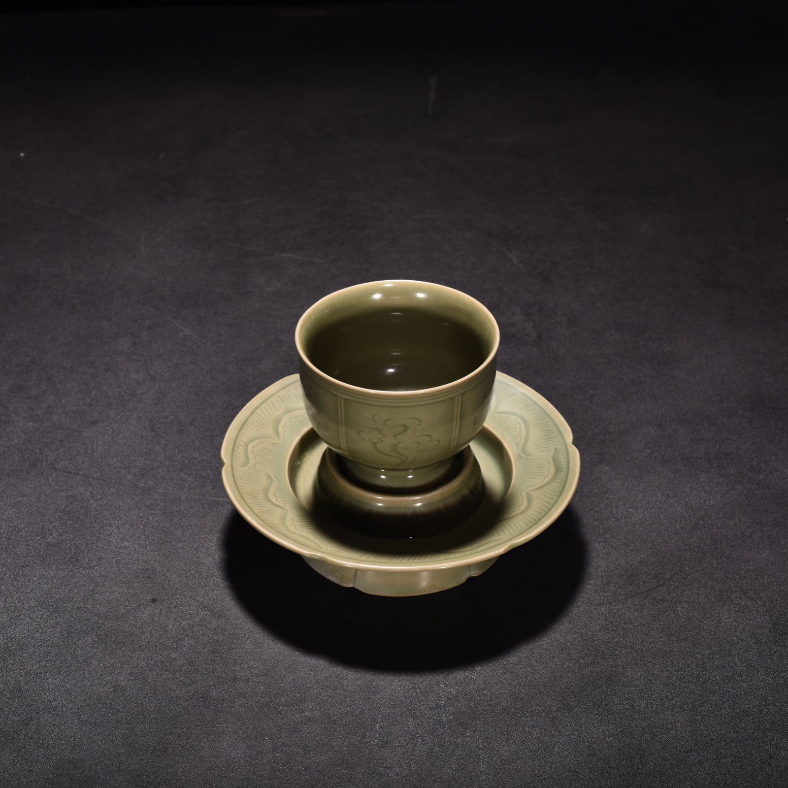 Song Dynasty Yue kiln secret color celadon engraved auspicious cloud lamp holder