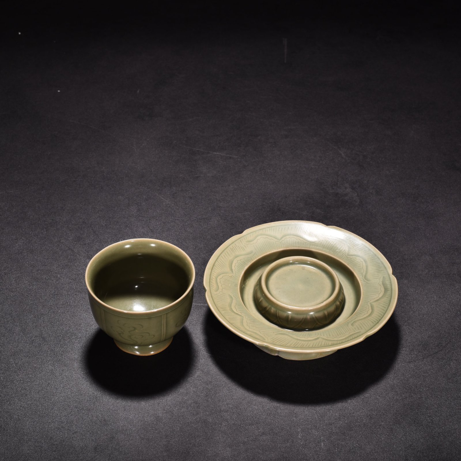 Song Dynasty Yue kiln secret color celadon engraved auspicious cloud lamp holder