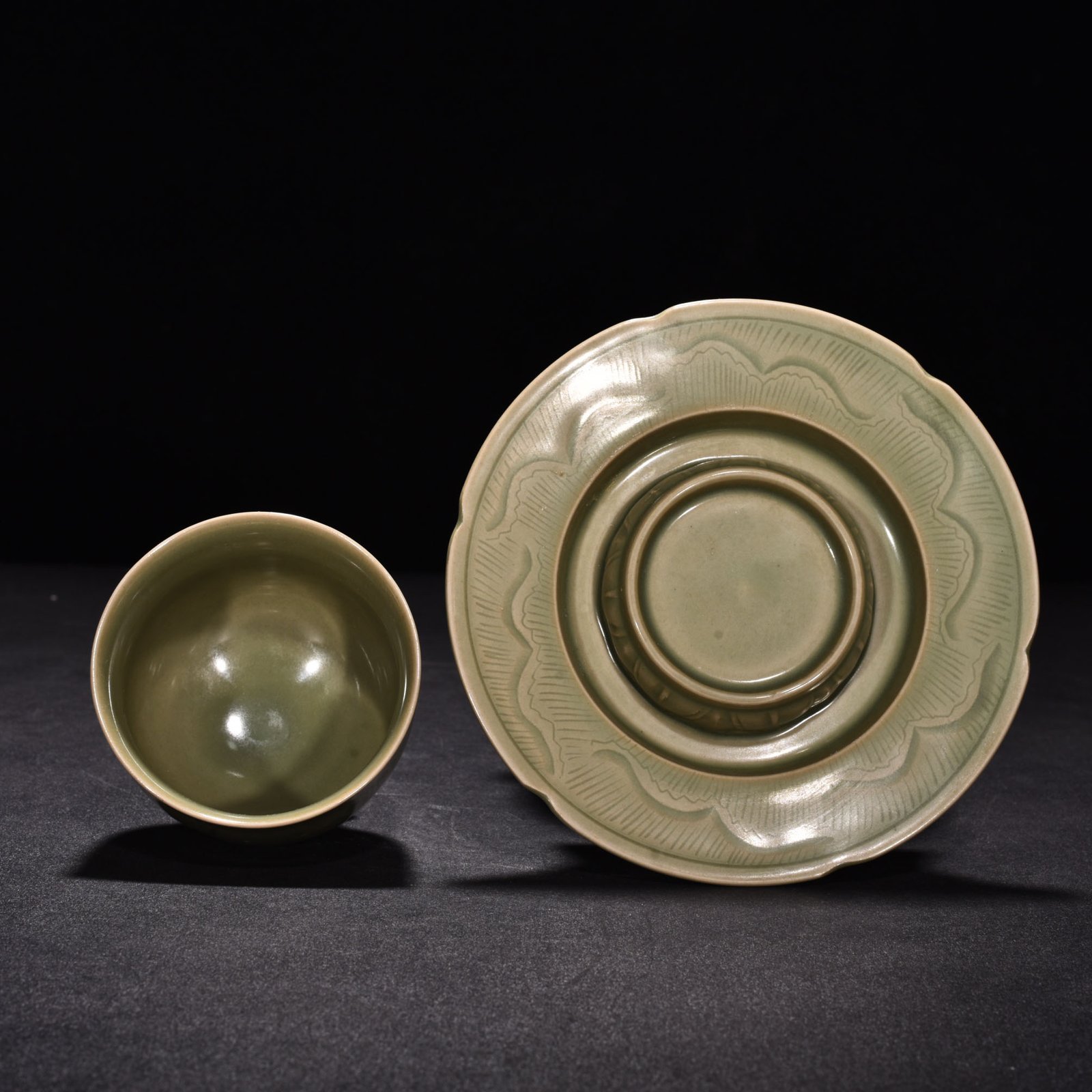 Song Dynasty Yue kiln secret color celadon engraved auspicious cloud lamp holder