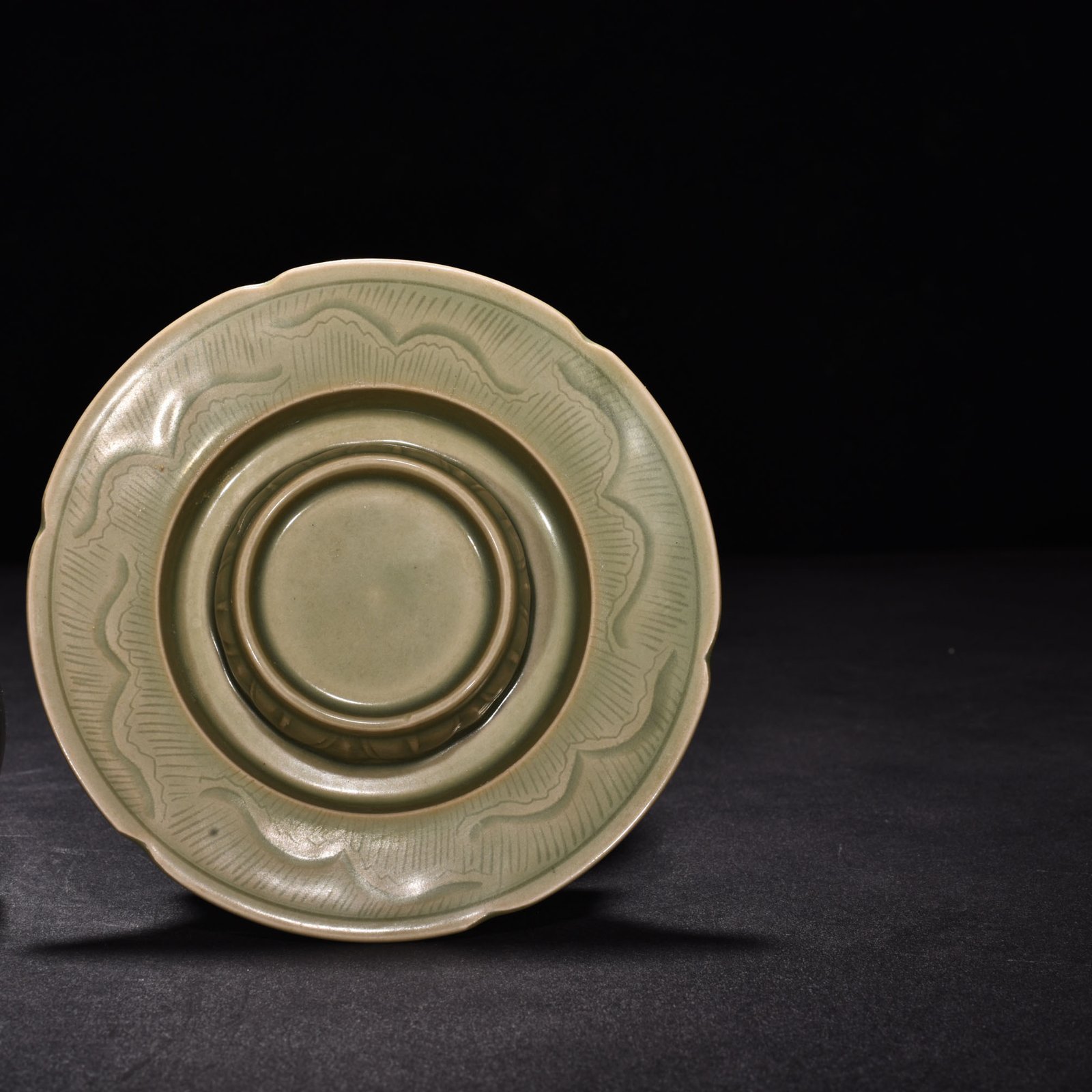 Song Dynasty Yue kiln secret color celadon engraved auspicious cloud lamp holder