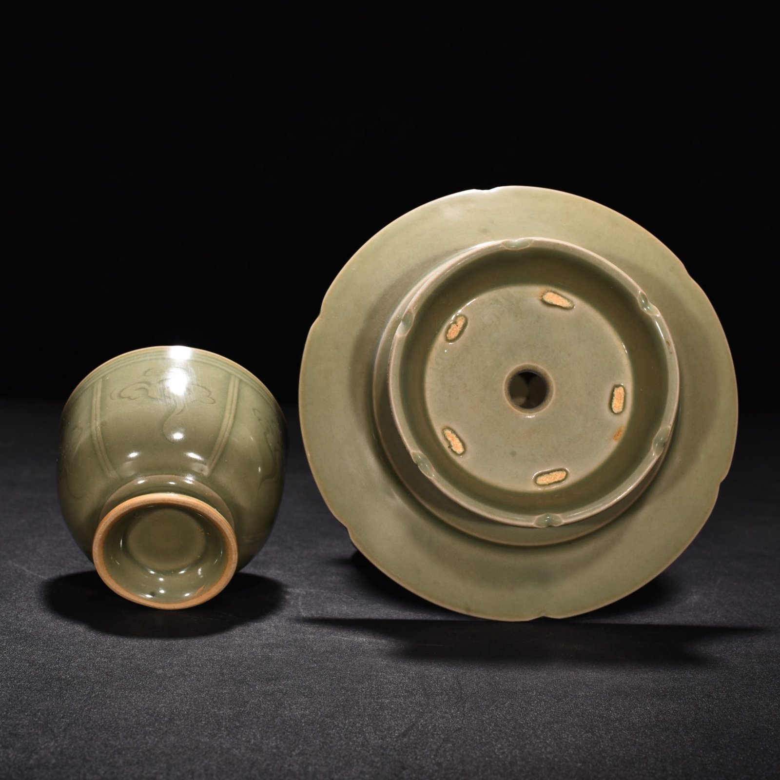 Song Dynasty Yue kiln secret color celadon engraved auspicious cloud lamp holder