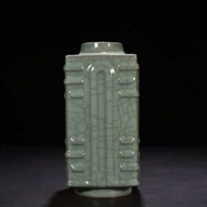 Song Dynasty jiaotanxia official kiln celadon-glazed vase