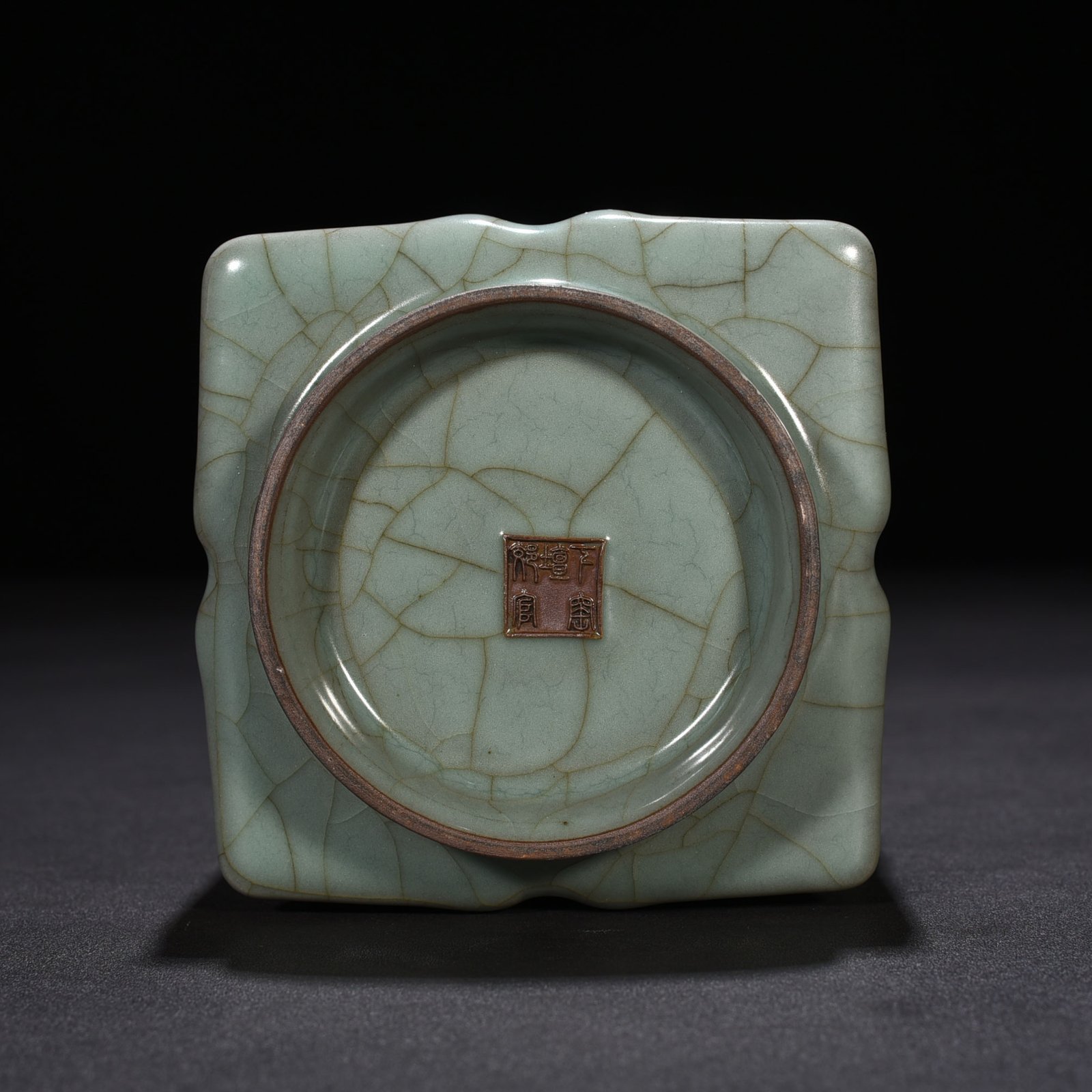 Song Dynasty jiaotanxia official kiln celadon-glazed vase