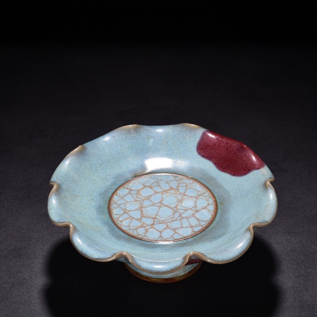 Song Dynasty Jun kiln ice cracked sky blue glaze rose red flower mouth high foot plate
