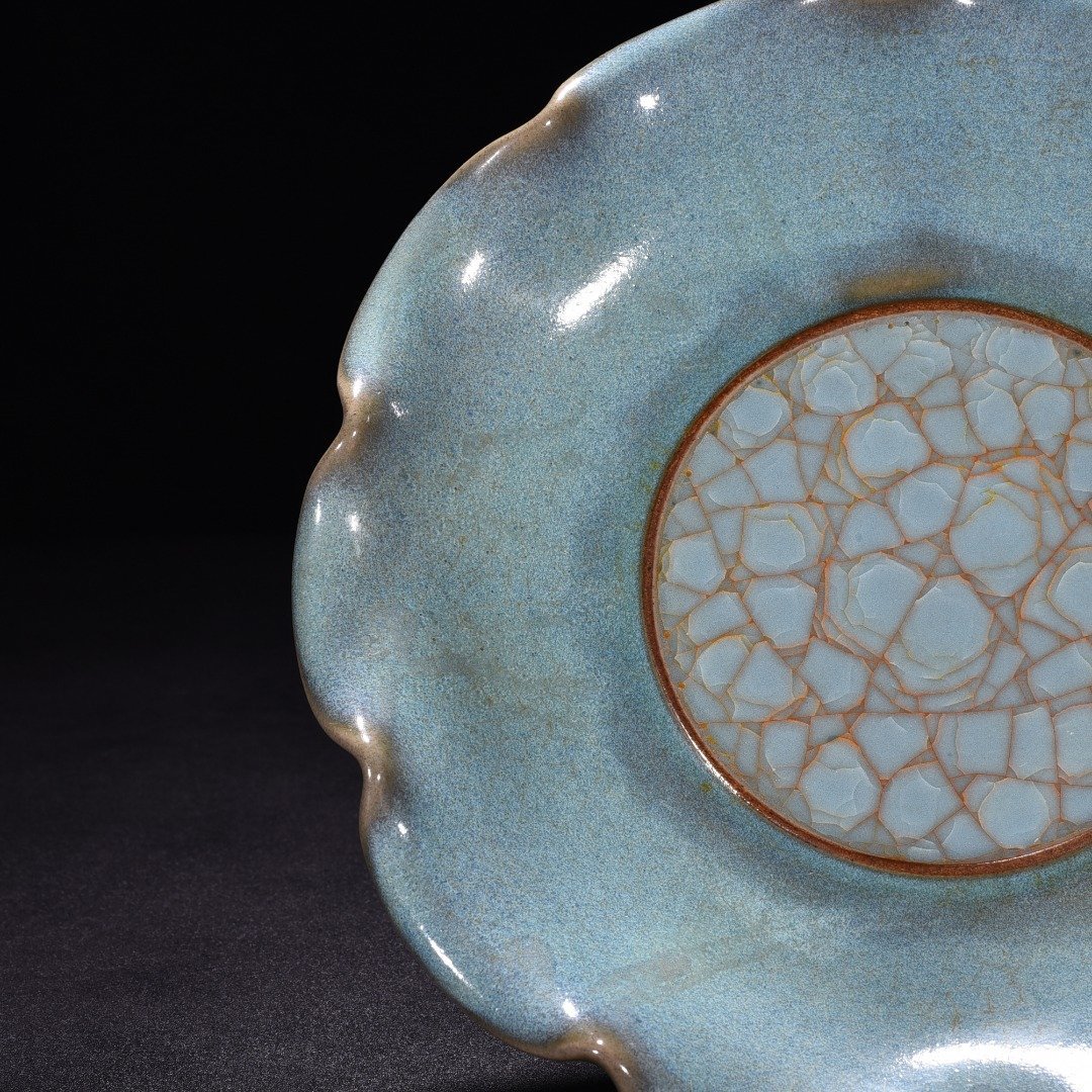 Song Dynasty Jun kiln ice cracked sky blue glaze rose red flower mouth high foot plate