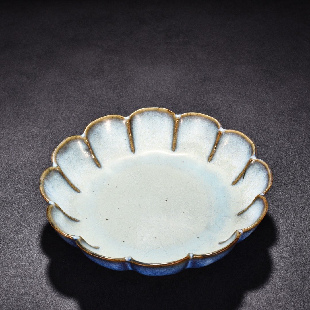 Song Dynasty Jun kiln obsidian grape purple glaze dish