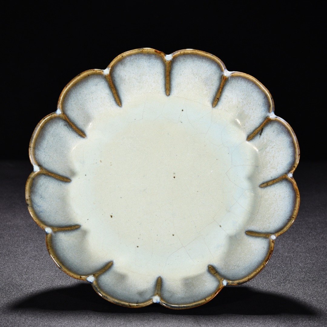 Song Dynasty Jun kiln obsidian grape purple glaze dish