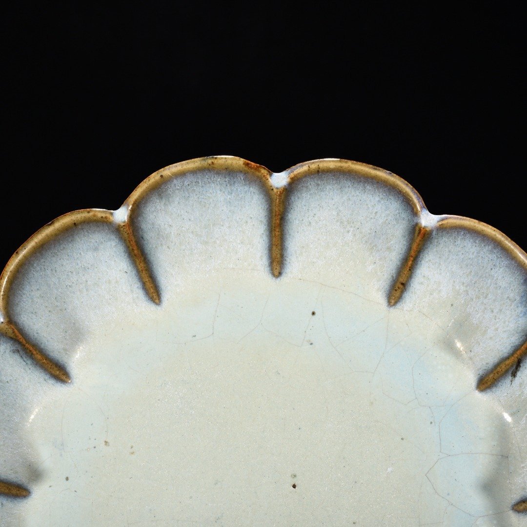 Song Dynasty Jun kiln obsidian grape purple glaze dish