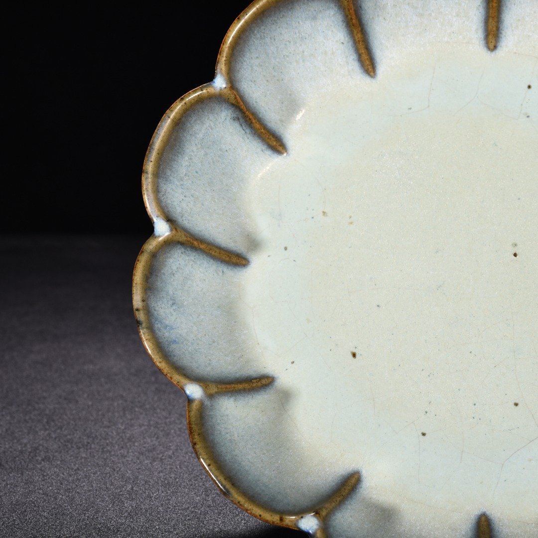 Song Dynasty Jun kiln obsidian grape purple glaze dish