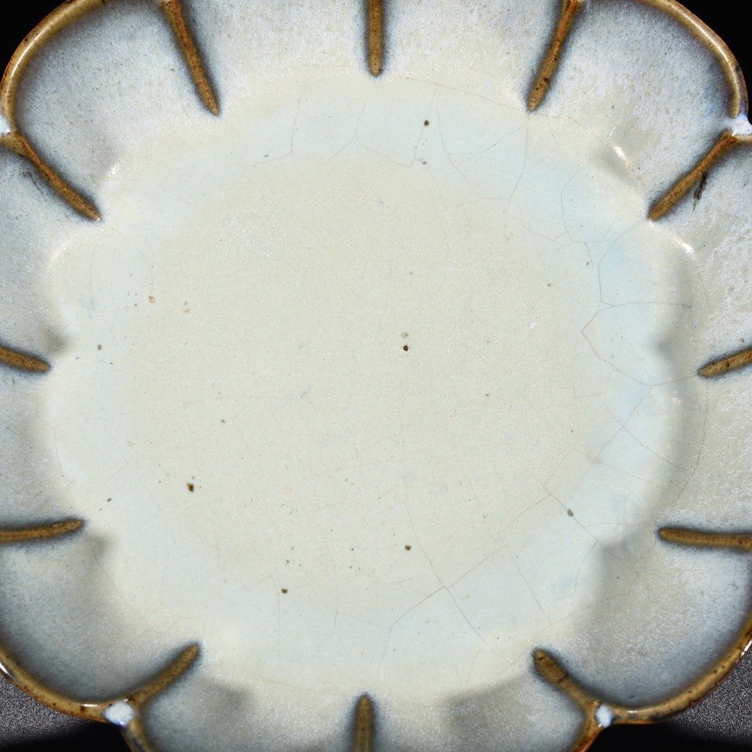 Song Dynasty Jun kiln obsidian grape purple glaze dish