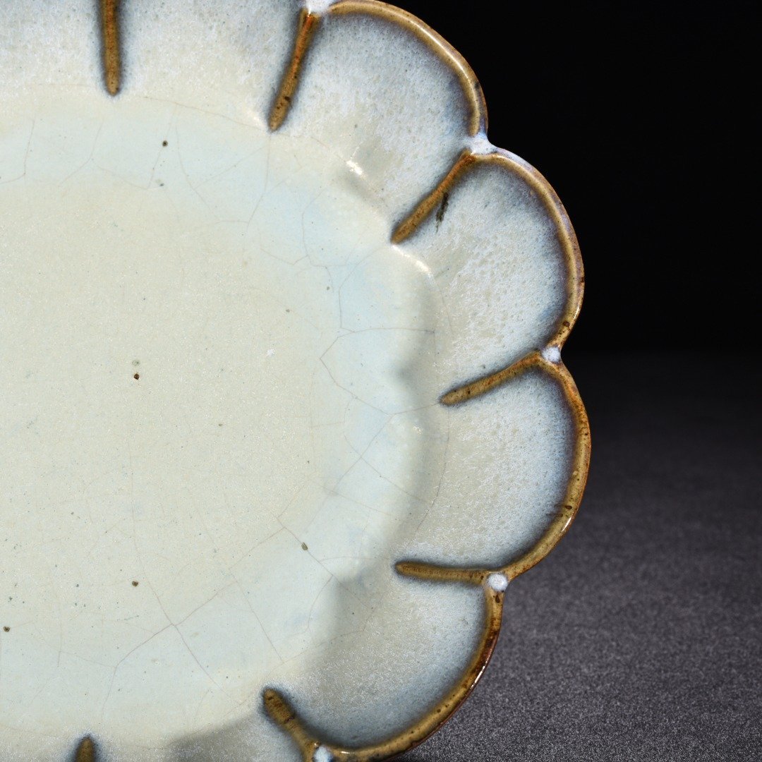 Song Dynasty Jun kiln obsidian grape purple glaze dish